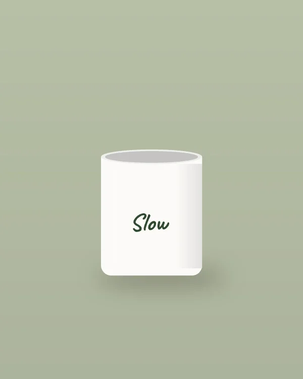 Koffiebeker Slow: koffiebeker met handgetekende tekst "Slow" in Olijfgroen